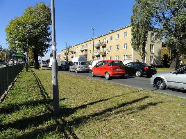 W korkach stoją także kierowcy jadący ulicą Warszawską