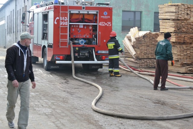 Pożar zakładu Ex-Pro w Wałdowie. Zagrożenie neutralizowało 12 zastępów straży pożarnej