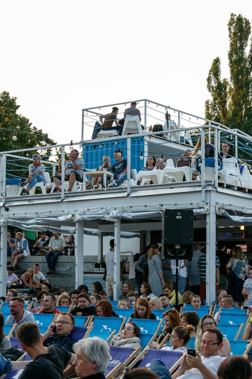 Teatr nad Wisłą i Klub Komediowy. Luz, leżaki i "epickie" przedstawienie [ZDJĘCIA]