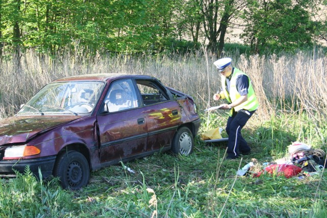 Dzisiaj około godz. 6 rano dyżurny świeckiej komendy otrzymał zgłoszenie o kolizji drogowej w Sulnówku. 

- Na miejsce zostali skierowani policjanci ruchu drogowego, którzy wstępnie ustalili, że 38-latka kierująca oplem nie opanowała pojazdu na łuku drogi, zjechała na lewe pobocze i dachowała - podaje kom. Tomasz Krysiński z KPP w Świeciu. - Podczas prowadzonych czynności mundurowi wyczuli woń alkoholu. Badanie stanu trzeźwości kierującej wykazało, że miała w wydychanym powietrzu ponad 1,5 promila alkoholu. 

Policjanci natychmiast zatrzymali jej prawo jazdy. Z powodu odniesionych obrażeń kierująca została zabrana do szpitala. Świeccy policjanci prowadzą czynności zmierzające do wyjaśnienia wszystkich okoliczności tego zdarzenia. 


INFO Z POLSKI 18.05.2017 - przegląd najciekawszych informacji ostatnich dni w kraju

