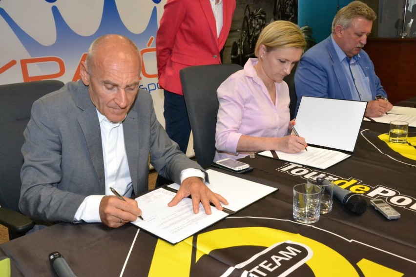 Moment podpisania umowy o organizacji mety w Krakowie. Fot....