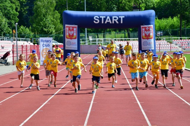 Uczestnicy zawodów w Inowrocławiu, choć z różnych przedszkoli, biegli w jedne drużynie Rotary Kids