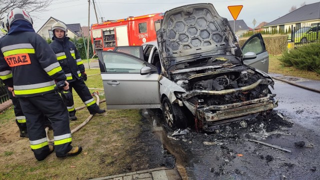 W Radwanicach spłonęło auto. Dwa inne spaliły się w nocy w Głogowie