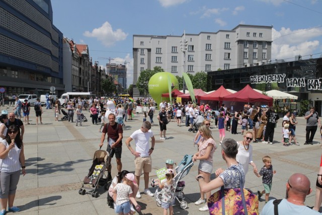 Gry i zabawy na rynku w Katowicach. Tak wyglądał tutaj Dzień Dziecka. Atrakcje spodobały się dzieciom i ich opiekunom. 

Zobacz kolejne zdjęcia. Przesuń zdjęcia w prawo - wciśnij strzałkę lub przycisk NASTĘPNE