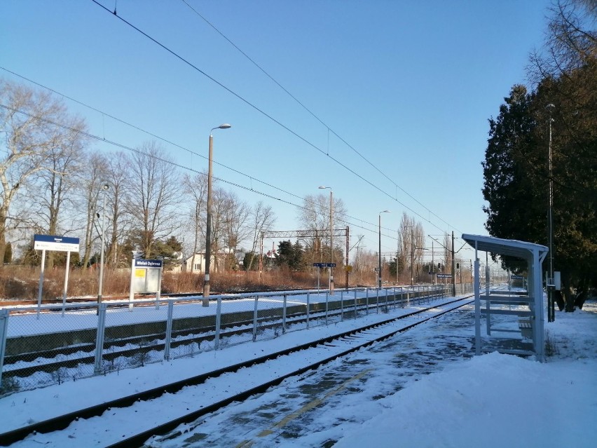 Jest przetarg na dokumentację linii kolejowej, która ma połączyć Wieluń z Łodzią. Zobacz stację Wieluń Dąbrowa w zimowej odsłonie ZDJĘCIA