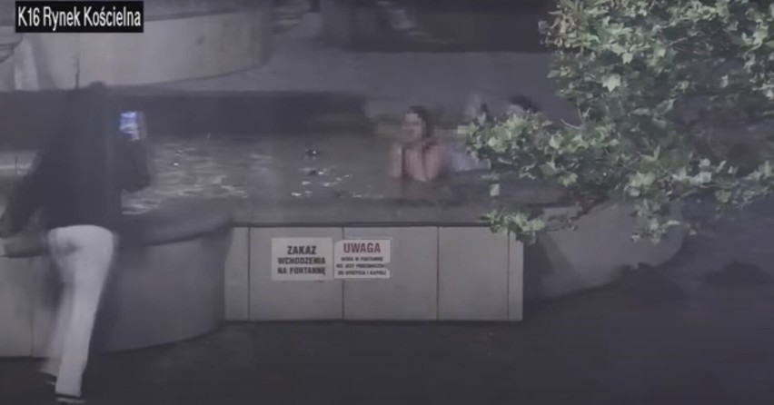 Szok w Rybniku! Młoda kobieta... zażywała kąpieli w fontannie na rynku. Jej harce zarejestrowały kamery