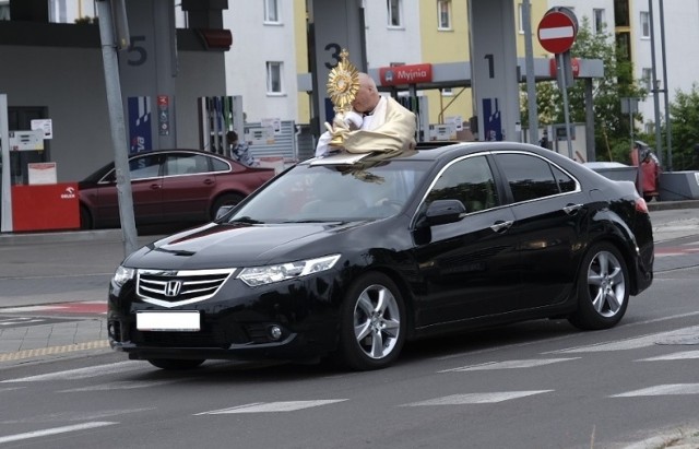 Dziś, 11 czerwca, obchodzimy Boże Ciało, jedno z najważniejszych świąt w kościele katolickim. Ulicami Torunia przeszły tradycyjne procesje. Jedna z toruńskich parafii postanowiła się wyróżnić i oprócz przemarszu zorganizowała przejazd pośród domów i bloków w celu pobłogosławienia mieszkańców.

CZYTAJ DALEJ >>>>>

Zobacz także:

Boże Ciało 2020 w Toruniu. Procesja przeszła ulicami starówki. Zobacz zdjęcia!

Boże Ciało 2020 w Toruniu. Zobacz zdjęcia z procesji Na Skarpie

