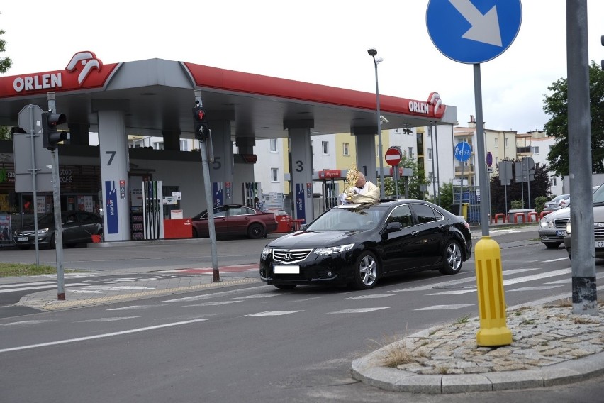 Uroczystości odbywają się w parafiach w całej Polsce. W...