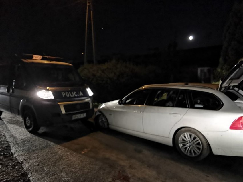 Nocny pościg we Włocławku. Dwa rozbite radiowozy, czterech rannych policjantów. BMW jechało pod prąd na Toruńskiej [zdjęcia]
