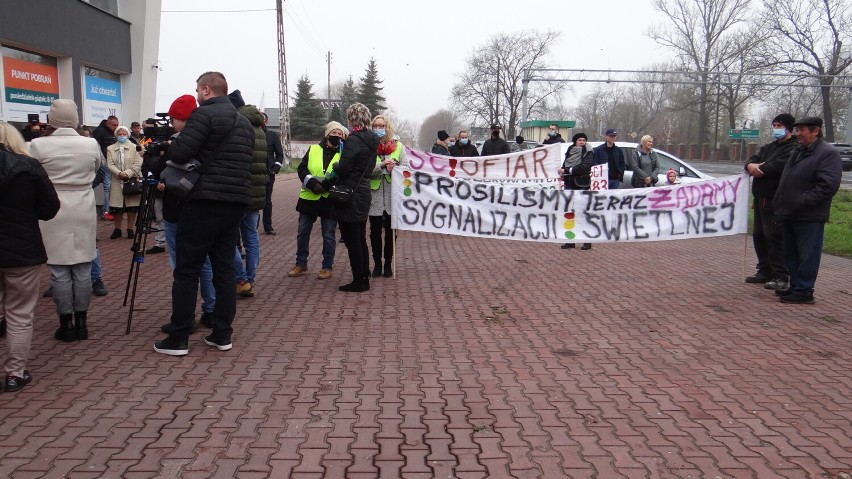 Dziś od godz. 11. mieszkańcy powiatu kutnowskiego pikietowali na DK 92 w Bedlnie żądając poprawy bezpieczeństwa w tym miejscu.
