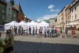 Milion zaszczepionych Małopolan. W Krakowie ruszyła wakacyjna plenerowa akcja szczepień. Kolejki przed punktem na Małym Rynku