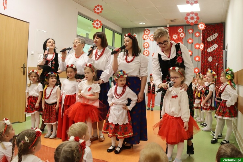 Majowe świętowanie u przedszkolaków pod Krakowem. Tradycyjne pieśni i tańce na Dzień Flagi i Konstytucji 3 Maja