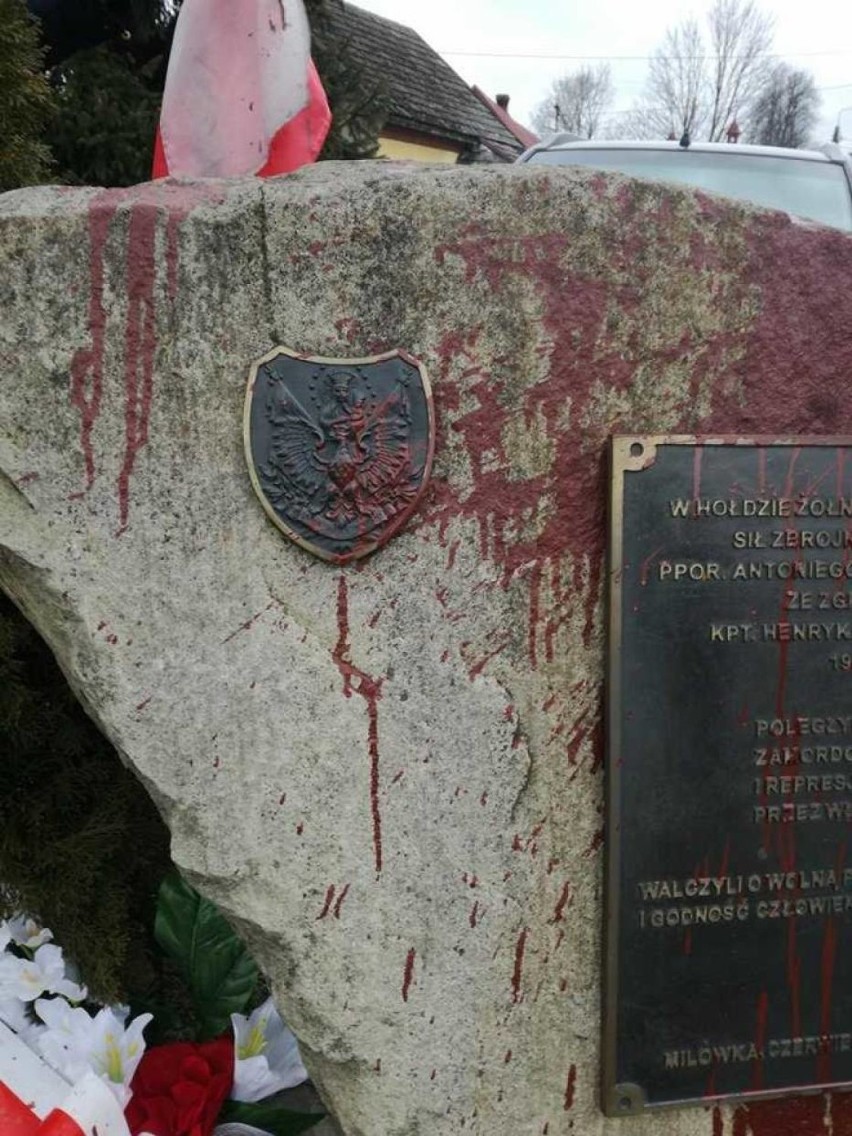 Policjanci zatrzymali mężczyznę, który oblał farbą pomnik NSZ w Milówce [ZDJĘCIA]
