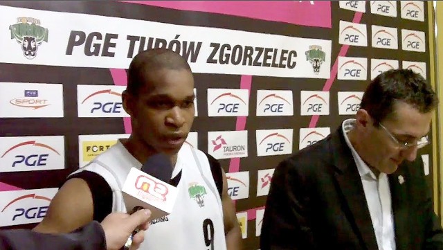 Torey Thomas i trener Jacek Winnicki po wygranym meczu półfinałowym nr 7 w Zgorzelcu
