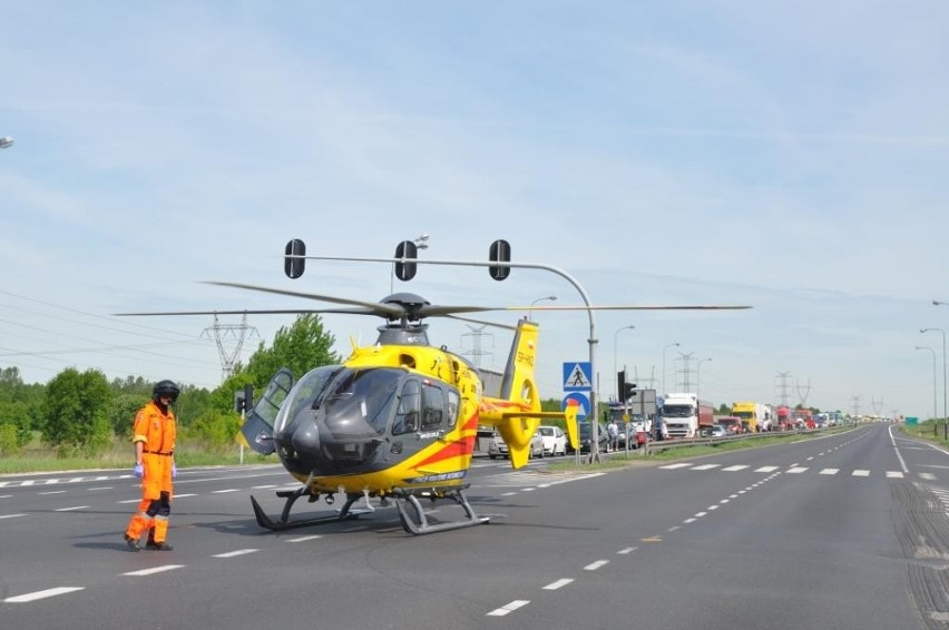 Wypadek na skrzyżowaniu ul. Brzeźnickiej i DK1 w Radomsku. Karetka zderzyła się z busem [ZDJĘCIA]