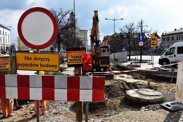 Zejście ulicą Mickiewicza na ulicę Nadbrzeżną możliwy jest tylko chodnikiem z prawej strony