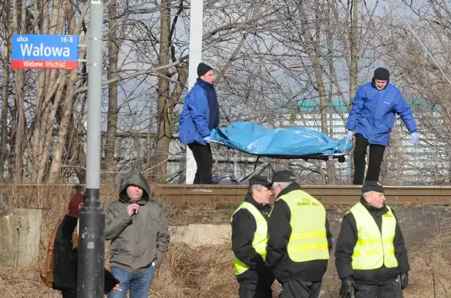 Przy ul. Wałowej 22-letni łodzianin rzucił się pod pociąg. Poniósł śmierć na miejscu. Policja wyjaśnia okoliczności tragedii.