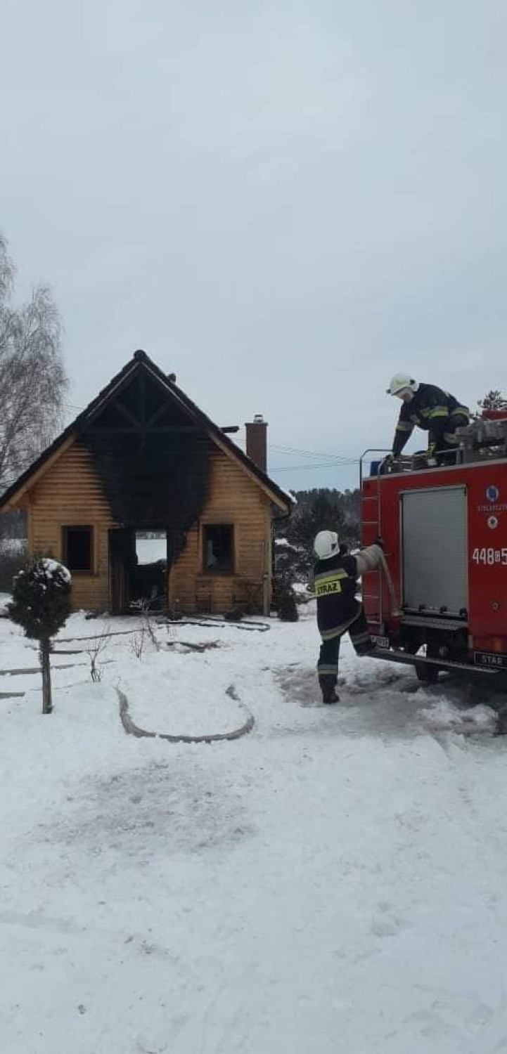 Pożar domku letniskowego w Zgorzałem - trzy osoby trafiły do szpitala, straty sięgają 100 tys. zł