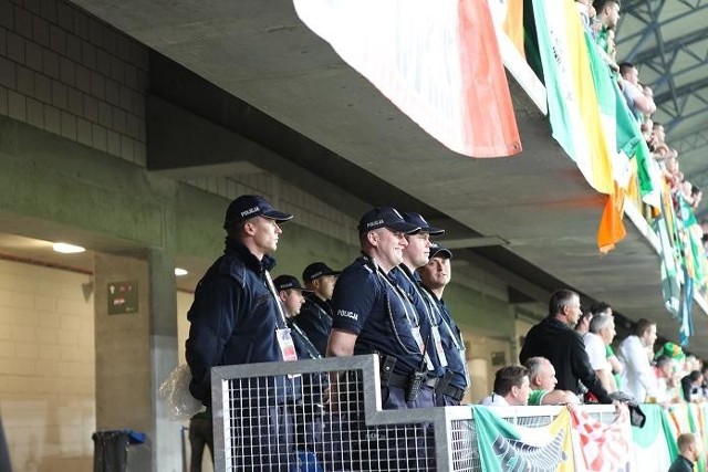 Policjanci z Kalisza podczas meczu na poznańskim stadionie.