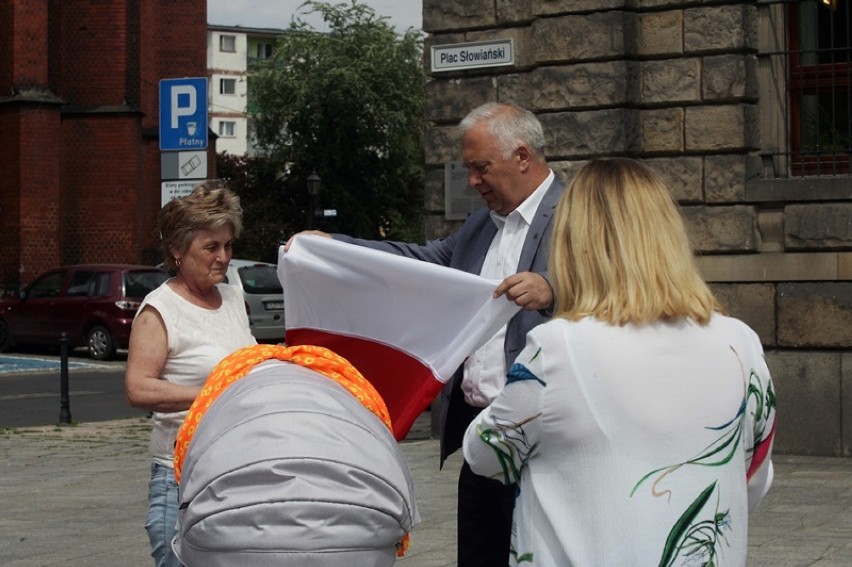 Prezydenci Legnicy i Nowej Soli rozdawali flagi w centrum miasta [ZDJĘCIA]