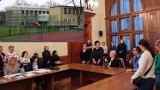 Konflikt w krakowskim VIII LO. Rada pedagogiczna oczekuje odwołania dyrektorki. Obawiają się jej powrotu do pracy i... męża 