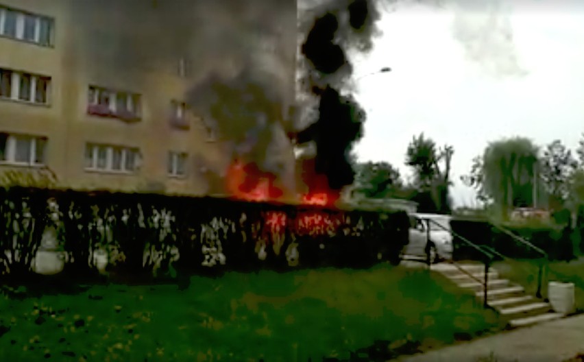 Pożar dwóch samochodów na osiedlu w Rybniku - mieszkańcy próbowali gasić auta [ZDJĘCIA I WIDEO]