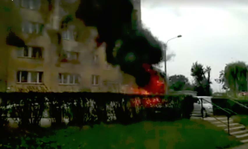 Pożar dwóch samochodów na osiedlu w Rybniku - mieszkańcy próbowali gasić auta [ZDJĘCIA I WIDEO]