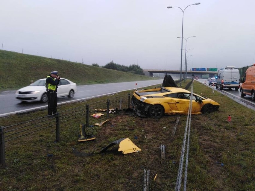 Luksusowe auto uderzyło w bariery ochronne na autostradzie...