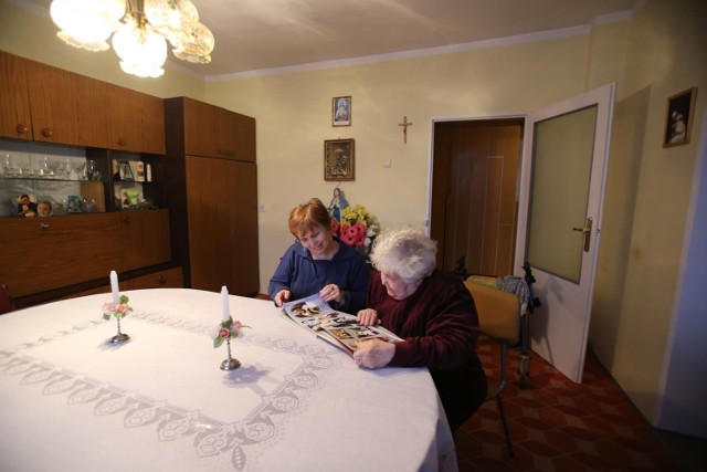 Łucja Poloczek ma 82 lata i świetną pamięć. Dokładnie zna historię Halemby. Historię, w której nie ułatwiano życia mieszkańcom. - Roz my do Tychów nalyżeli, roz do Pszczyny, roz do Mokrego i tak nos przerzucali. Wszyndzie było daleko, a do tego wszyndzie pieszo lub na kole - opowiada sędziwa mieszkanka.