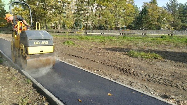 Trwa asfaltowanie nowej uliczki na Podłężu