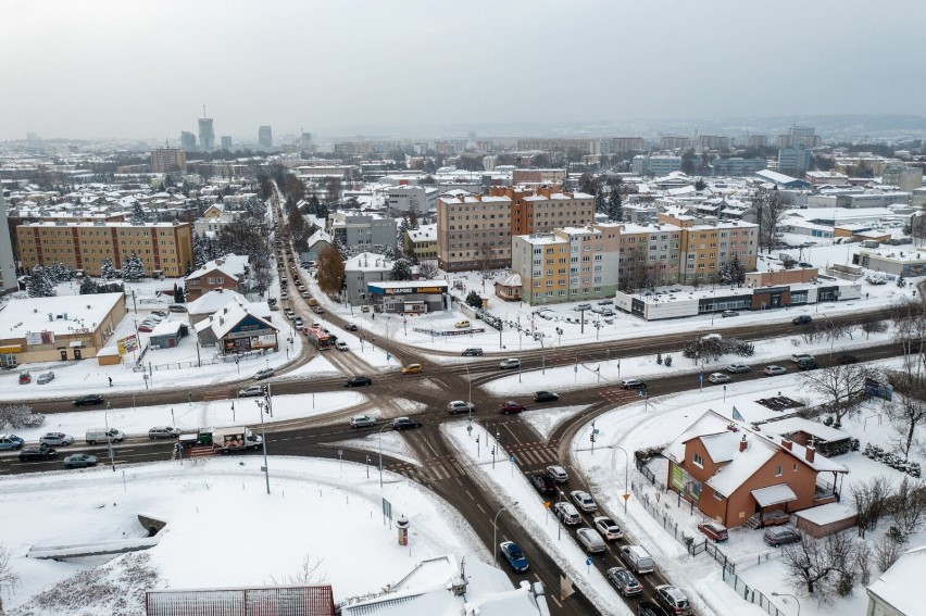 Ulice w Rzeszowie po intensywnych opadach śniegu, 12 bm.