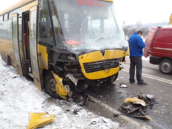 Wypadek Zabrzeż: zderzenie seata z autobusem, jedna osoba ciężko ranna [ZDJĘCIA]