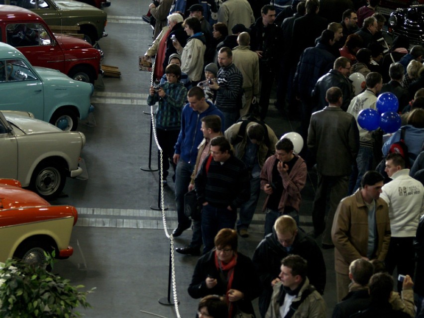 Tłumy z ogromnym zainteresowaniem oglądające stare samochody...