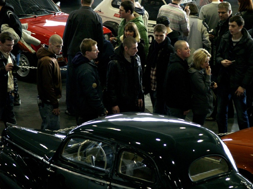 Tłumy z ogromnym zainteresowaniem oglądające stare samochody...