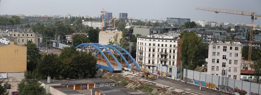 Nowy wiadukt na Grabiszyńskiej ma już dwa nowe przęsła. W...