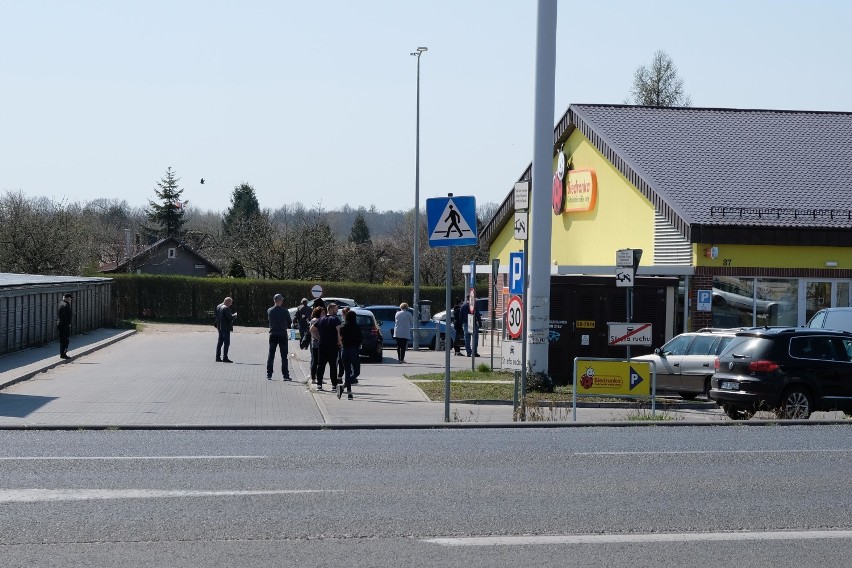 Przed żarskimi marketami trzeba stać nawet 40 minut.