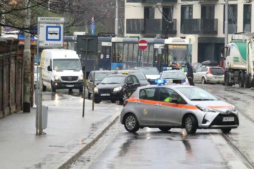 Koszmarny wypadek na moście Sikorskiego we Wrocławiu. Bus leży na boku!