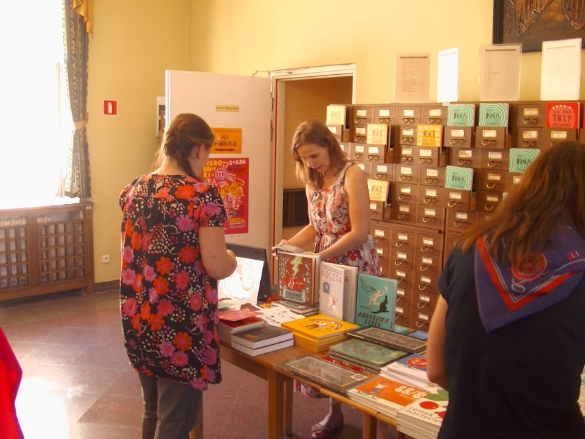 Kiermasz książek w bydgoskiej bibliotece miejskiej [zdjęcia, wideo]