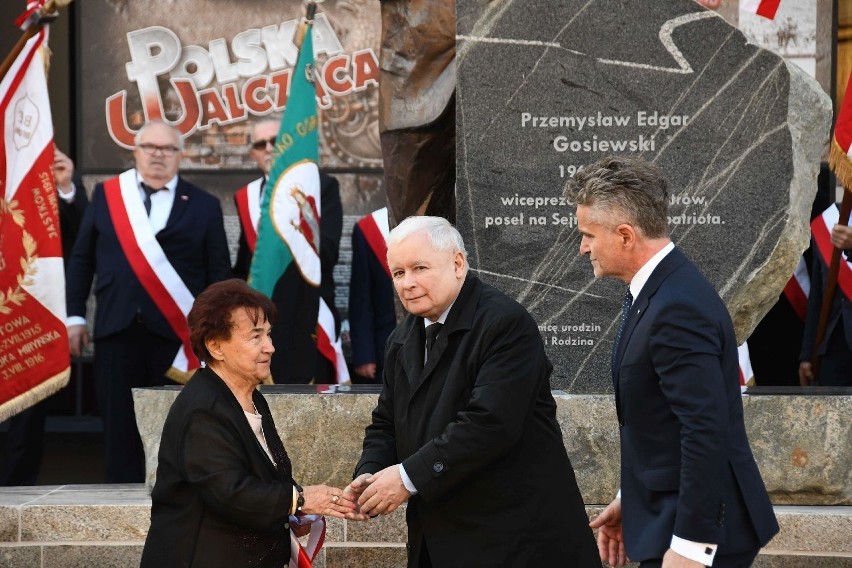 Podczas odsłonięcia pomnika na ulicy Warszawskiej. Stoją od...