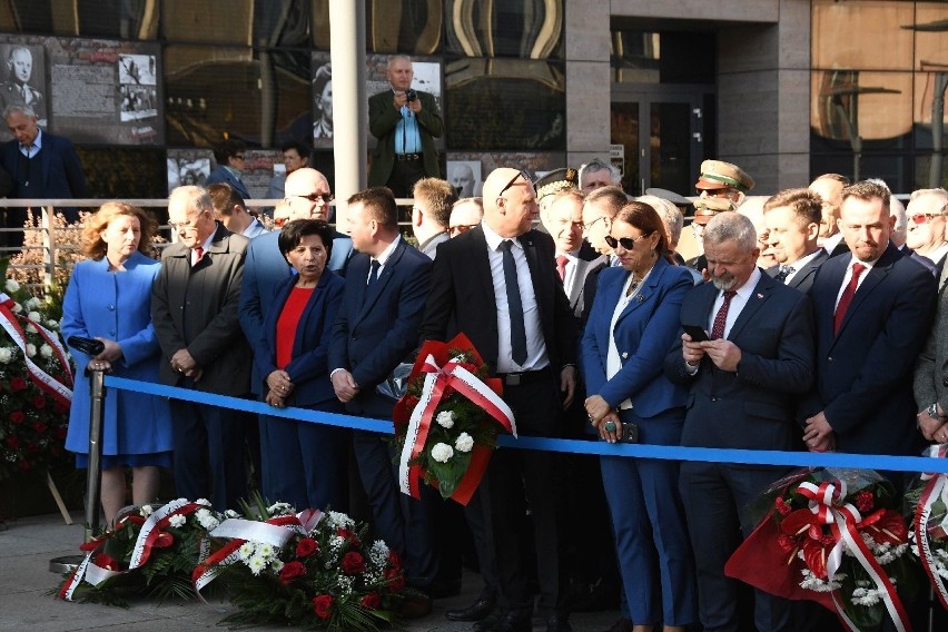 Prezes PiS Jarosław Kaczyński i premier Mateusz Morawiecki na osłonięciu pomnika Gosiewskiego w Kielcach! (ZAPIS TRANSMISJI)