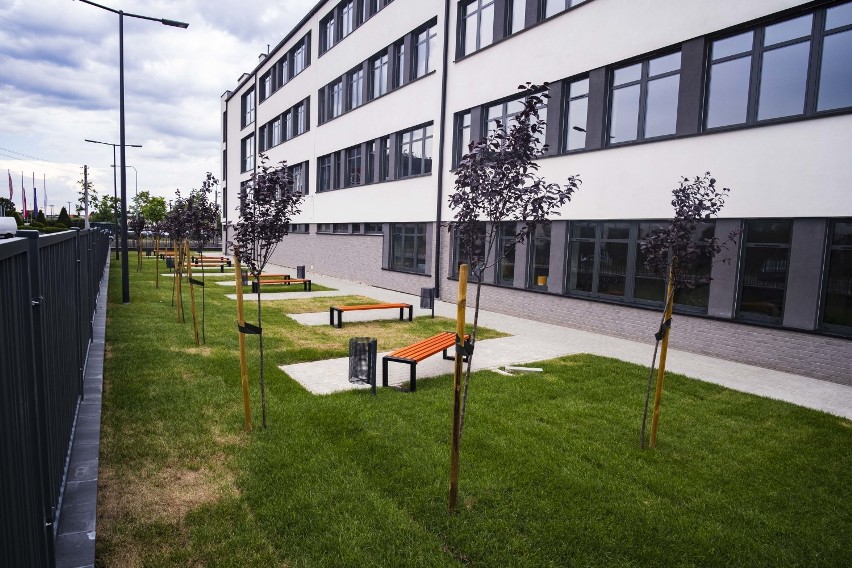 Gigantyczna szkoła w Wawrze już gotowa. W środku strefy relaksu dla uczniów i nowoczesne sale lekcyjne