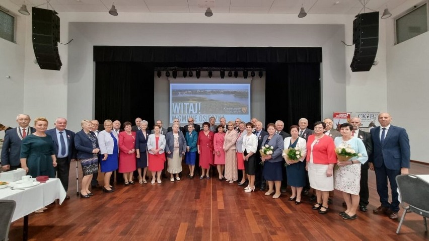 Pary małżeńskie na medal. Medale od prezydenta RP Andrzeja Dudy dla małżeństw z Osiecznej ZDJĘCIA