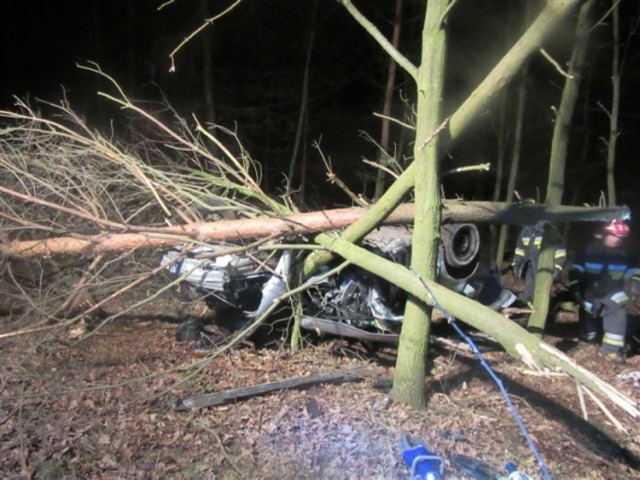 Wypadek w Kaliszu. Osobowe bmw E46 dachowało w lesie przy ulicy Lubelskiej. Wcześniej samochód ściął cztery drzewa. 22-letniego kierowcę z rozbitego samochodu uwolnili wezwani na miejsce strażacy.

Zobacz więcej: Wypadek w Kaliszu. Bmw dachowało przy Lubelskiej [ZDJĘCIA]