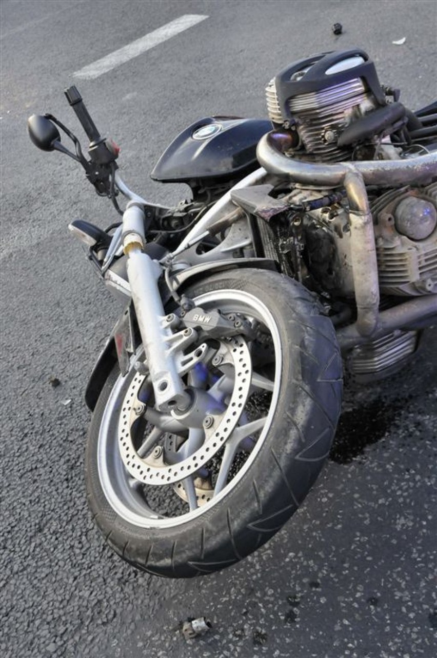 Wypadek osobówki i motoru na krzyżówce w Kawczynie