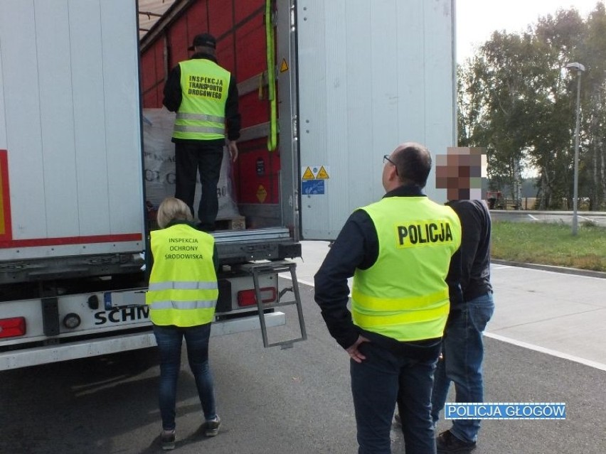 Głogowscy policjanci szukali nielegalnych odpadów w ciężarówkach