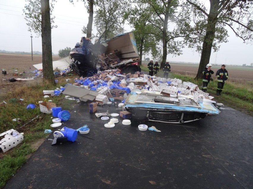 Tir z serem zablokował drogę