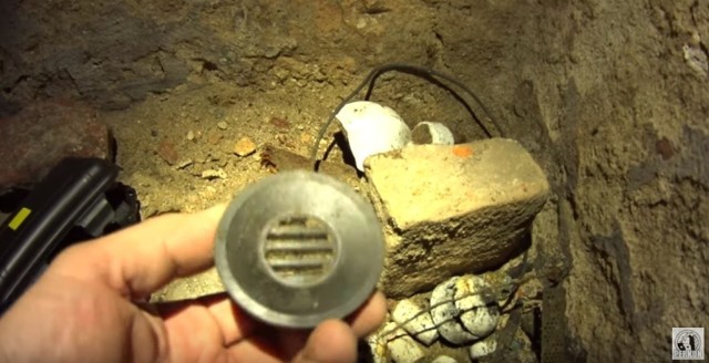 Poszukiwacze ze stowarzyszenia Perkun badają piwnicę, w której wcześniej znaleziono ślady Enigmy. Sprawdzili też dawne okopy w okolicach Kostrzyna.