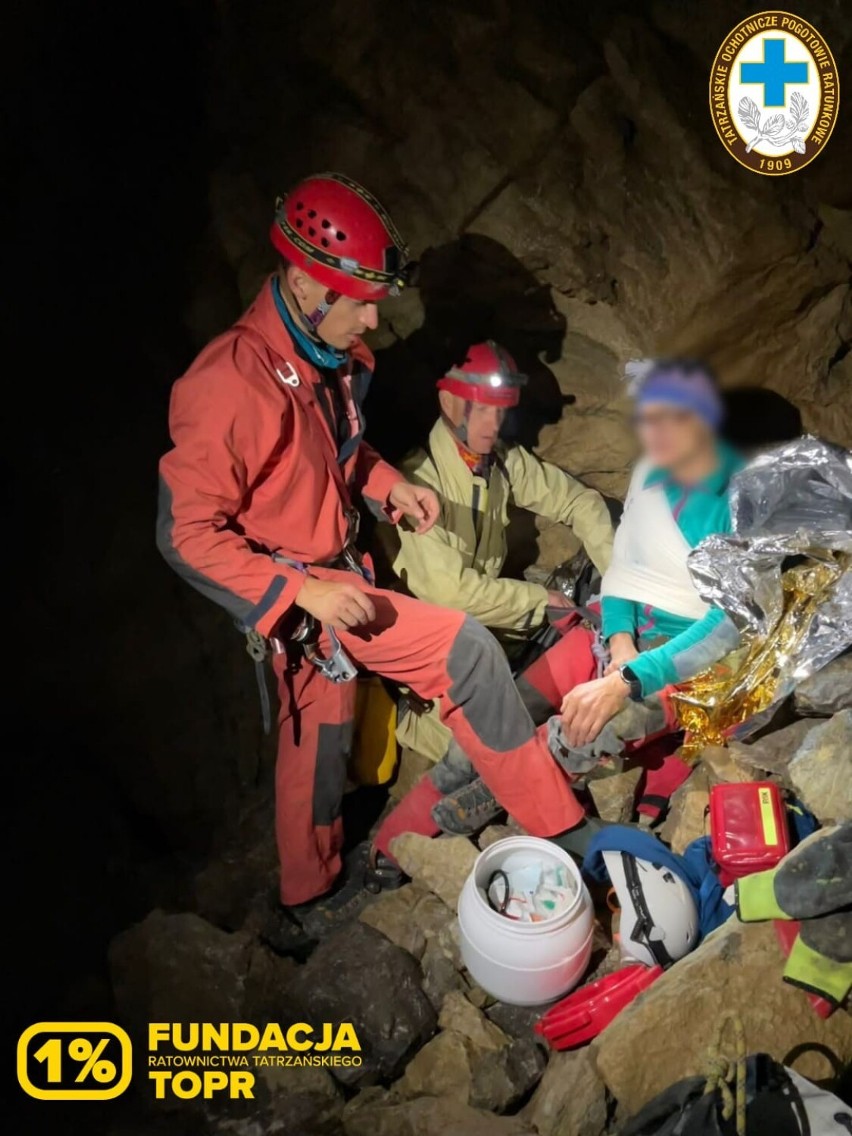 Akcja ratunkowa w jaskini w Tatrach. TOPR wyciągnął rannego taternika i przewiózł do szpitala 