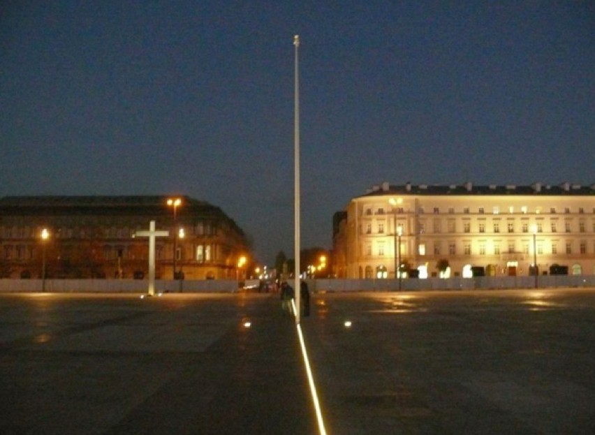 Remont placu Piłsudskiego zakończony. Wypróbowano nowe oświetlenie