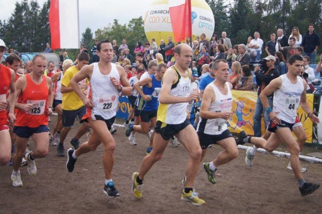 Poseł z Gliwic Borys Budka (w środku, w biało-żółto-czarnym stroju) regularnie startuje w maratonach i udziela rad początkującym biegaczom.